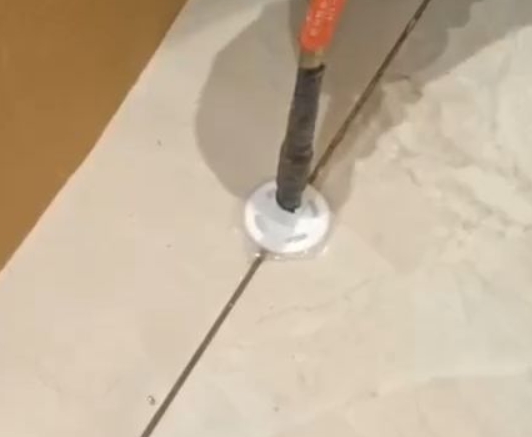 扶余瓷砖空鼓维修公司专业解答瓷砖在铺贴过程中，如果没有涂抹均匀到位的粘结材料（如水泥砂浆或瓷砖胶），可能会导致以下问题